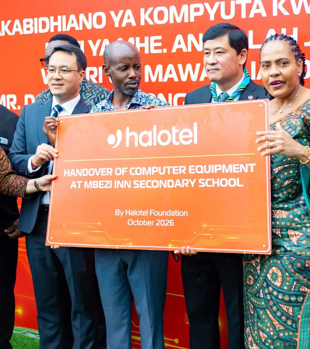 WAZIRI KAIRUKI APOKEA NA KUKABIDHI KOMPYUTA 20 SHULE YA SEKONDARI MBEZI INN